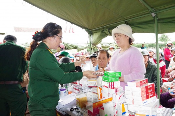 Bộ đội Quân y khẩn trương hỗ trợ y tế toàn diện cho bà con vùng lũ